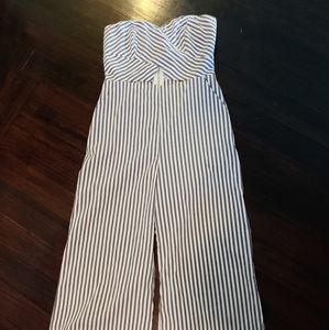 Adorable pantsuit with keyhole cutout